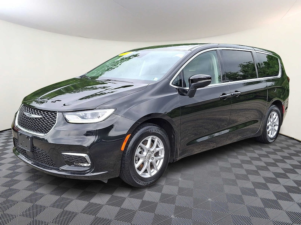 Used 2023 Chrysler Pacifica Touring L