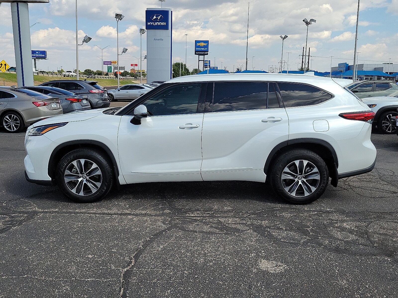 2022 Toyota Highlander XLE photo 2