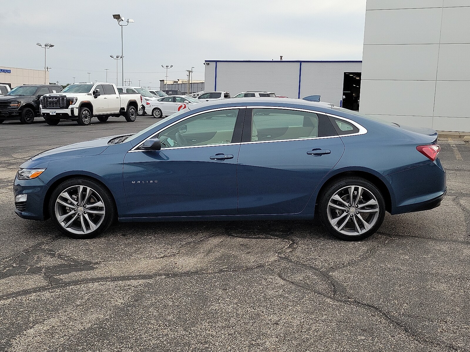 2024 Chevrolet Malibu Premier 2LT photo 2