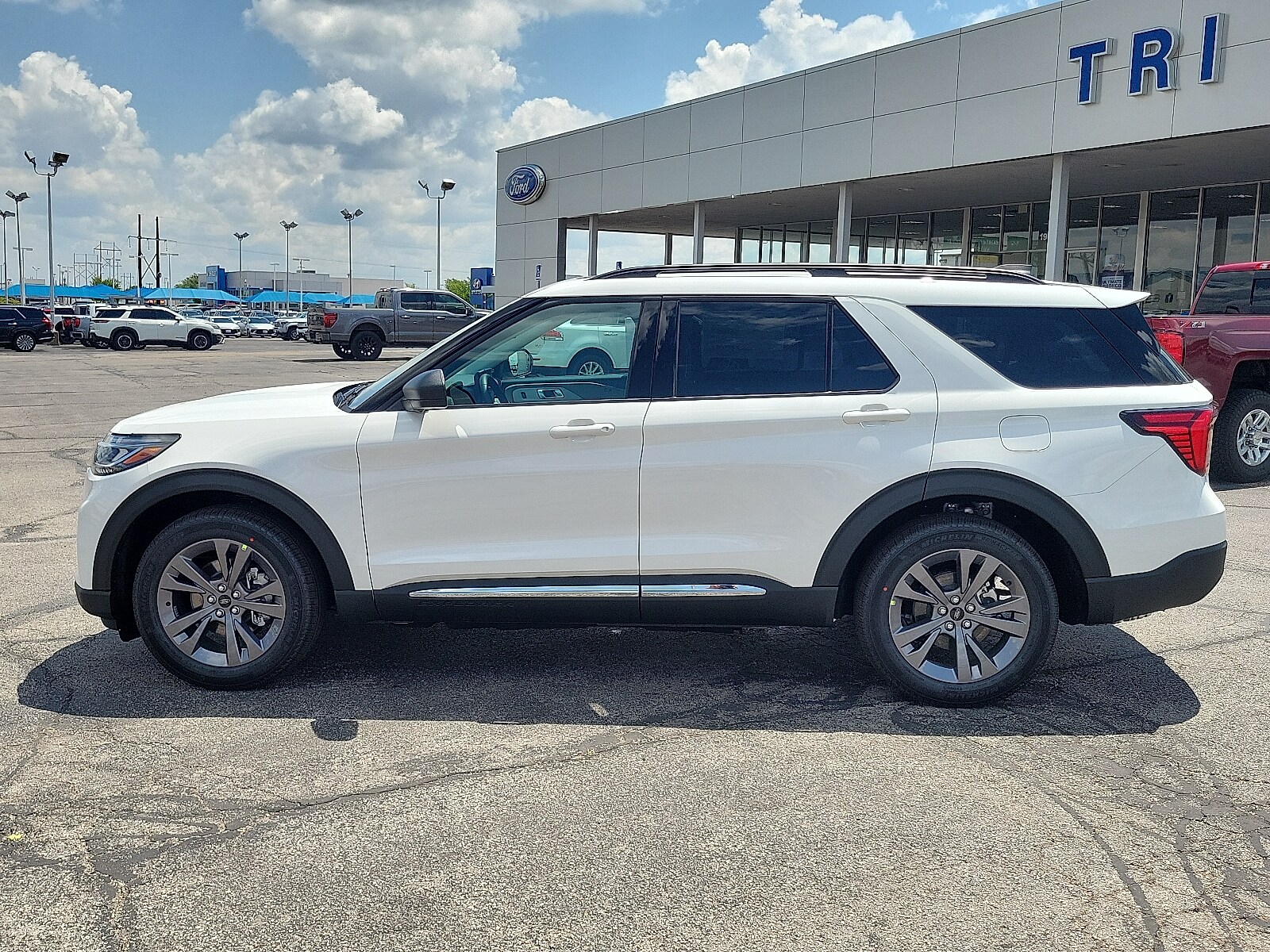 2025 Ford Explorer photo 2