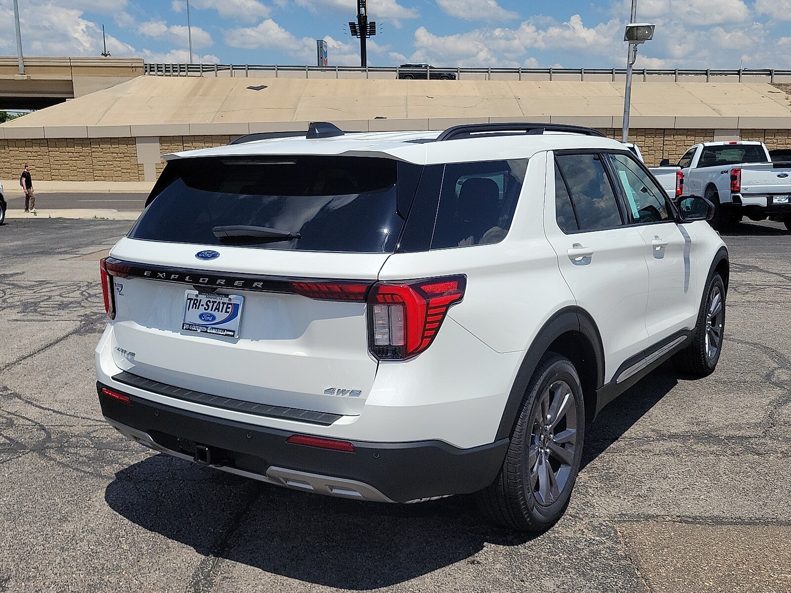 2025 Ford Explorer photo 4