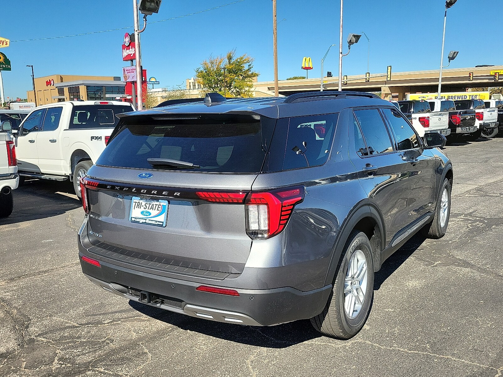 2025 Ford Explorer photo 4