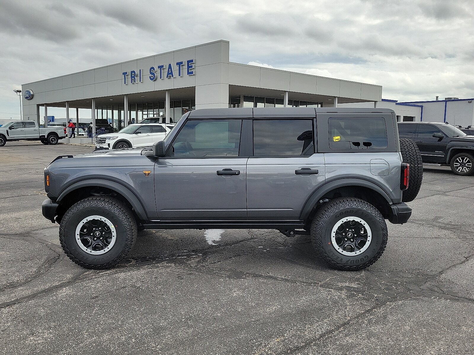 2025 Ford Bronco Badlands photo 2