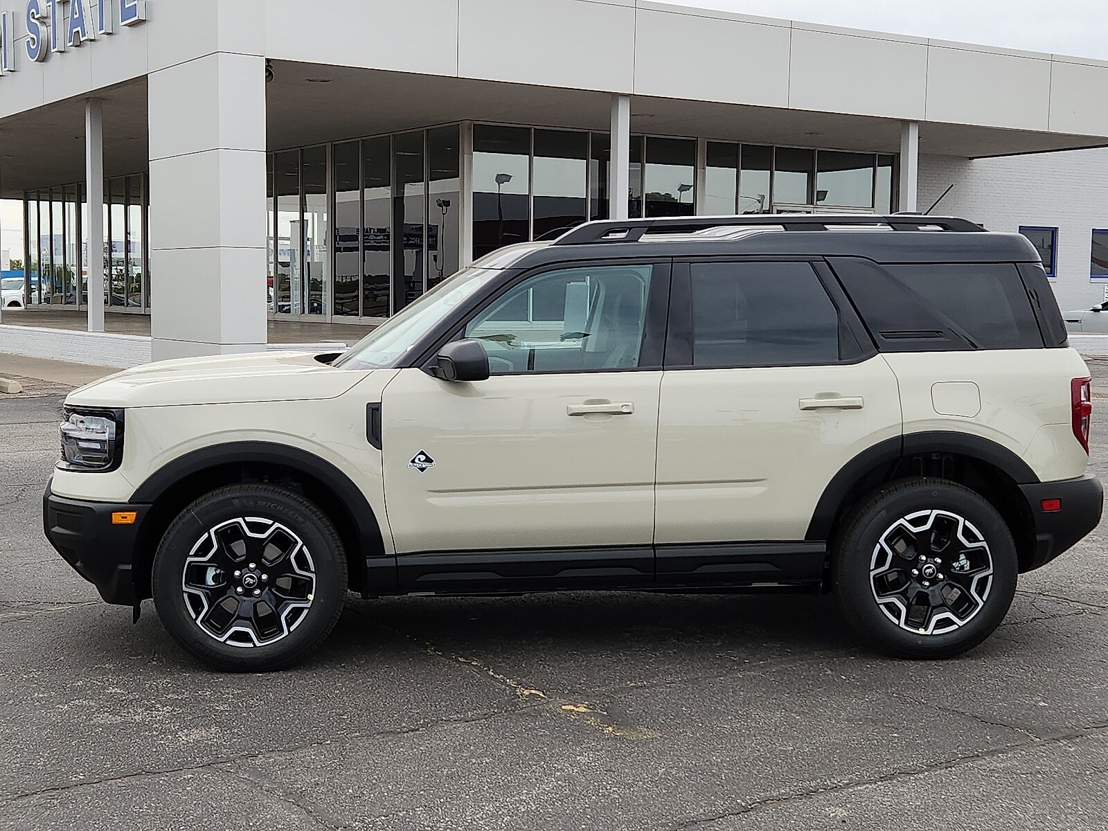 2025 Ford Bronco Sport Outer Banks photo 2