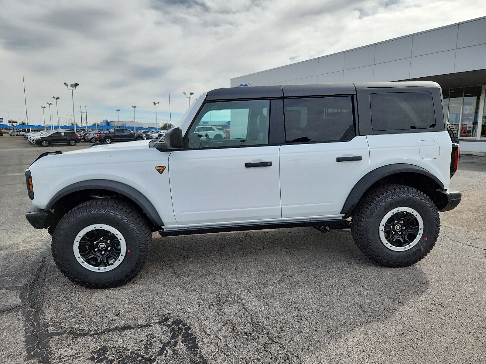 2025 Ford Bronco Badlands photo 2