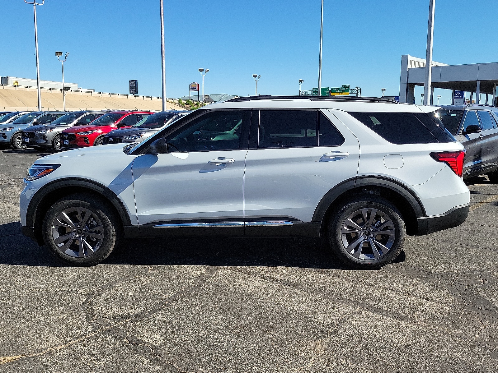 2025 Ford Explorer photo 2