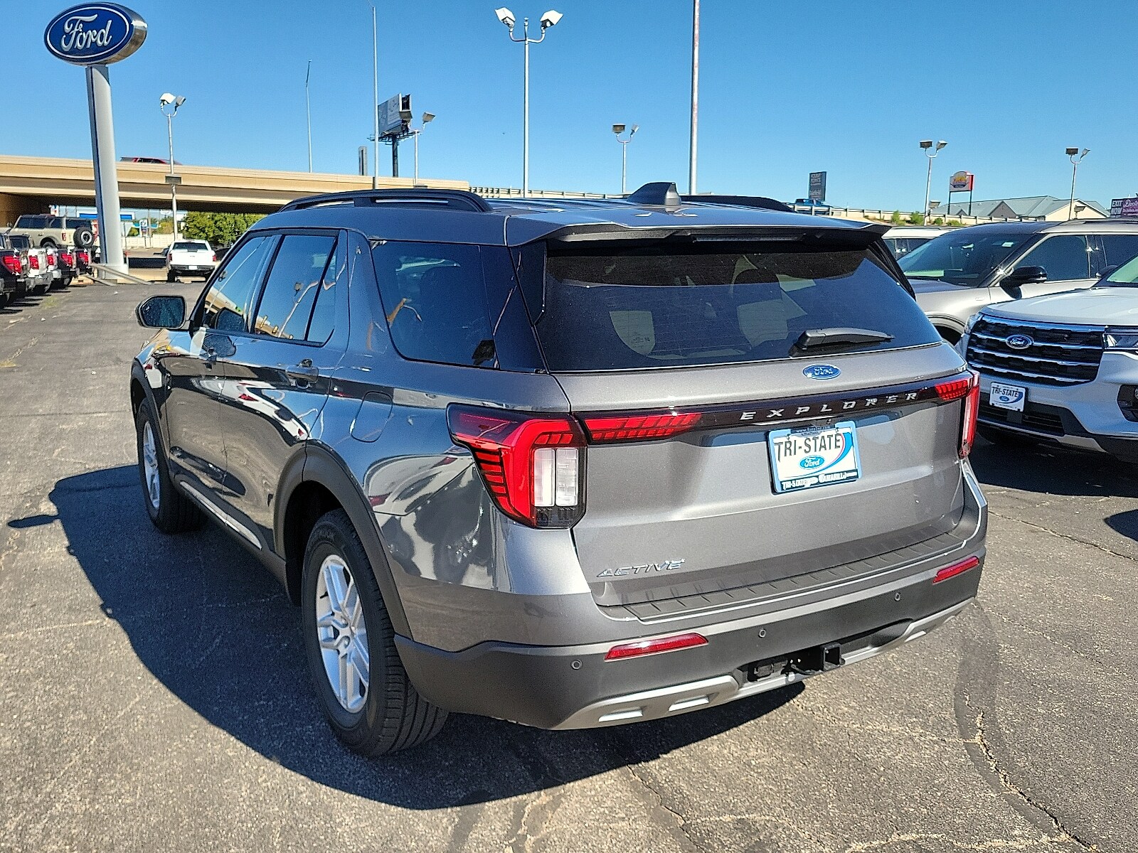2025 Ford Explorer photo 3