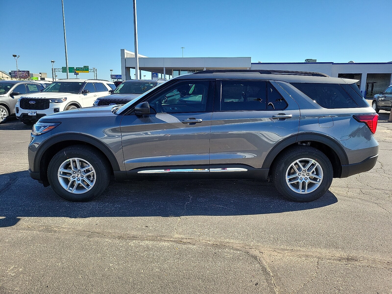 2025 Ford Explorer photo 2