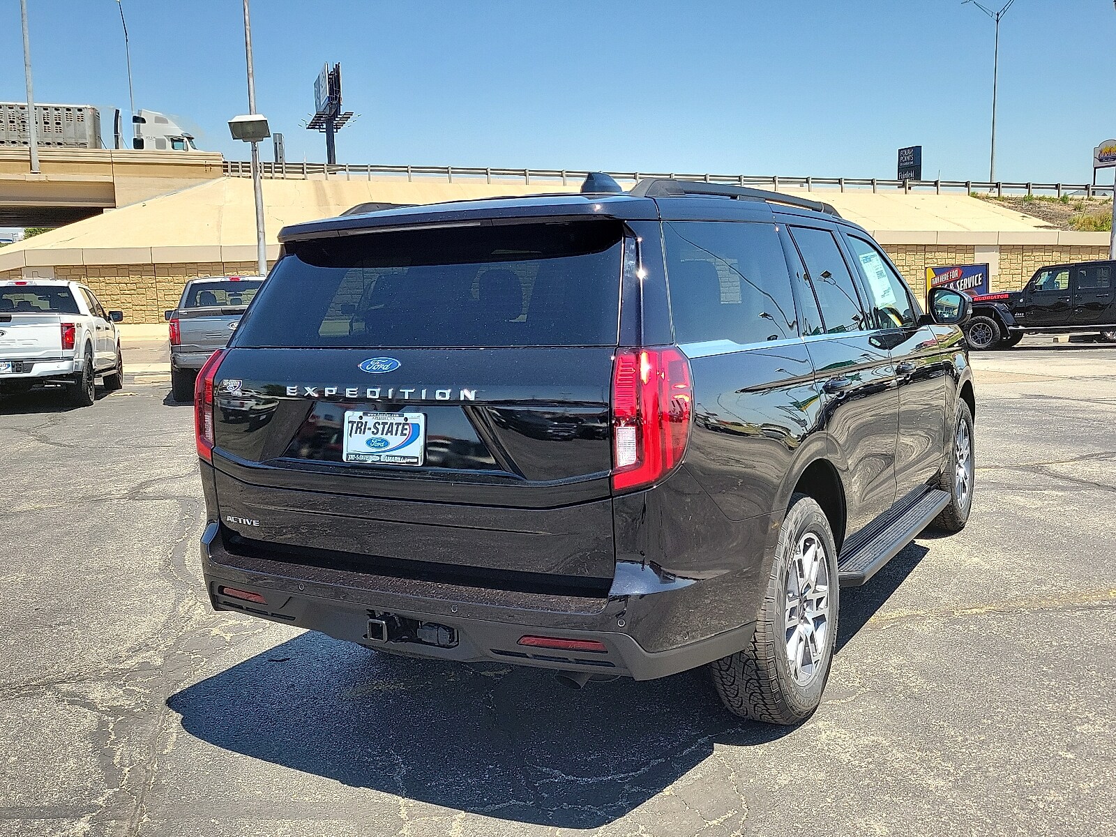 2025 Ford Expedition photo 3