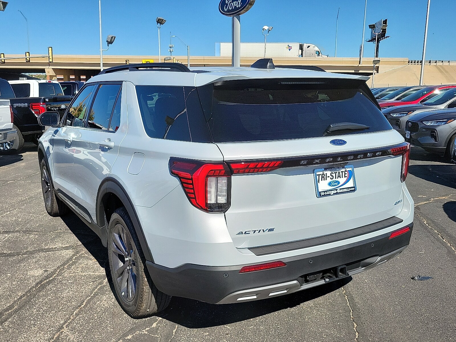 2025 Ford Explorer photo 3