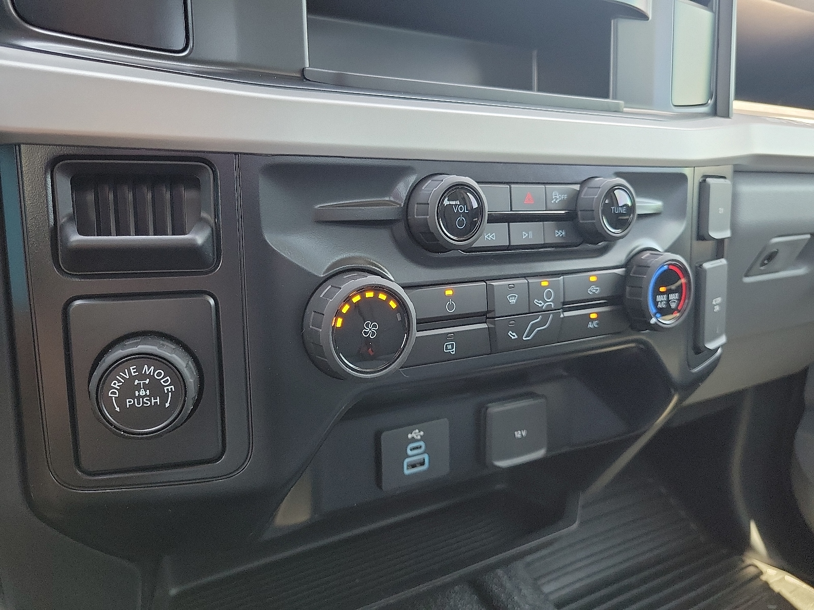 2025 Ford F-350 Super Duty XL - Photo 14