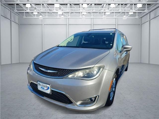 2019 Chrysler Pacifica Touring L's photo