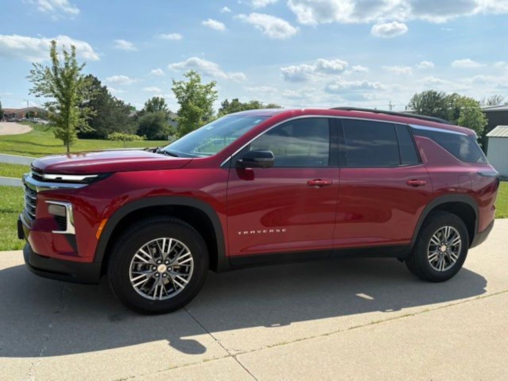 Used 2025 Chevrolet Traverse LT SUV