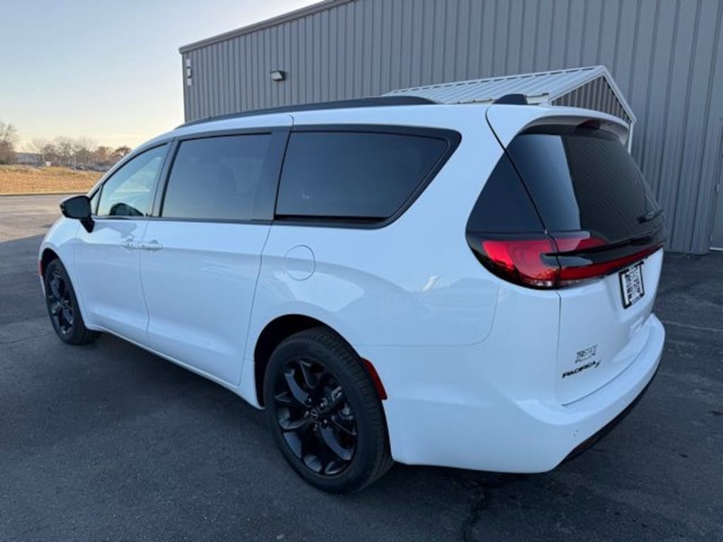 New 2026 Chrysler Pacifica LIMITED AWD Passenger Van