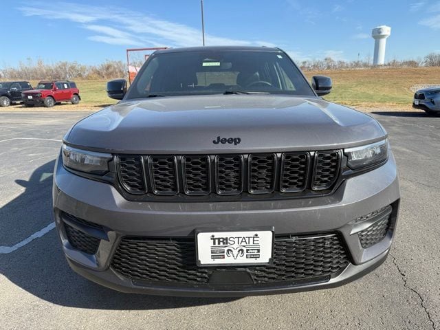 Used 2023 Jeep Grand Cherokee Altitude with VIN 1C4RJHAGXP8705267 for sale in Kansas City