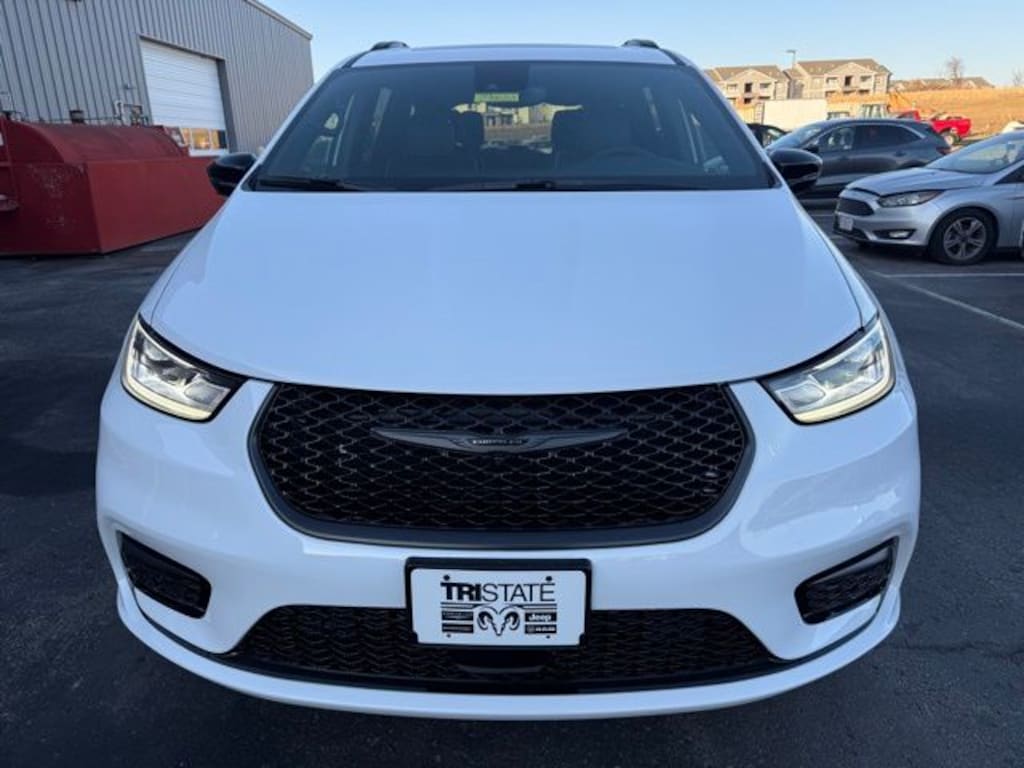 New 2026 Chrysler Pacifica LIMITED AWD Passenger Van