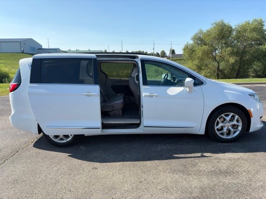 Used 2017 Chrysler Pacifica Touring-L Van