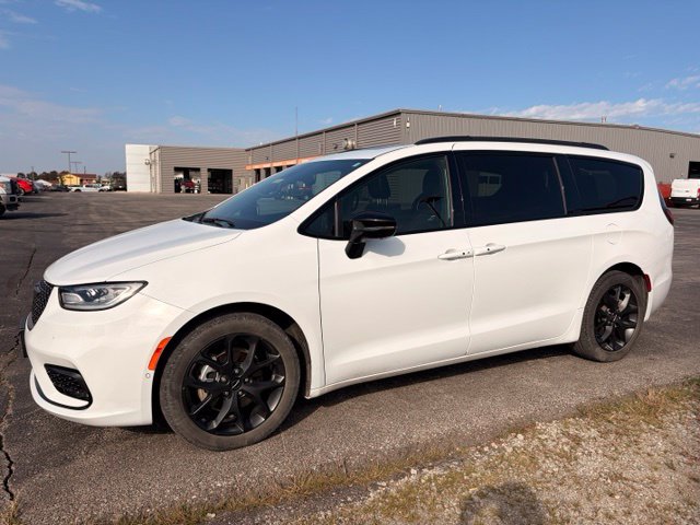 Used 2024 Chrysler Pacifica Touring L with VIN 2C4RC1BG5RR117333 for sale in Kansas City