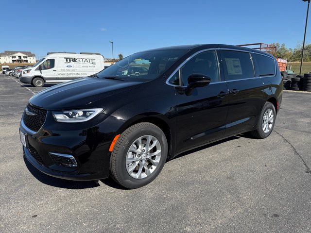 2026 Chrysler Pacifica Select's photo