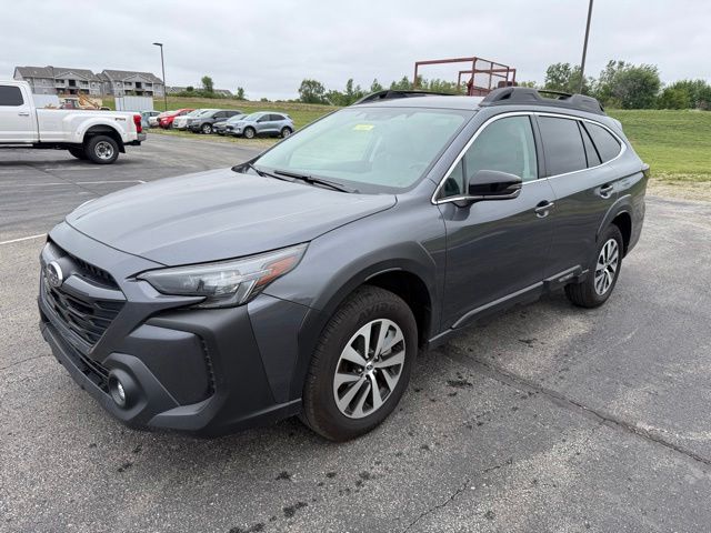 2025 Subaru Outback Premium's photo
