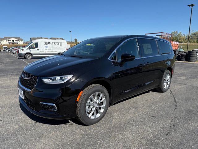 2026 Chrysler Pacifica Select's photo