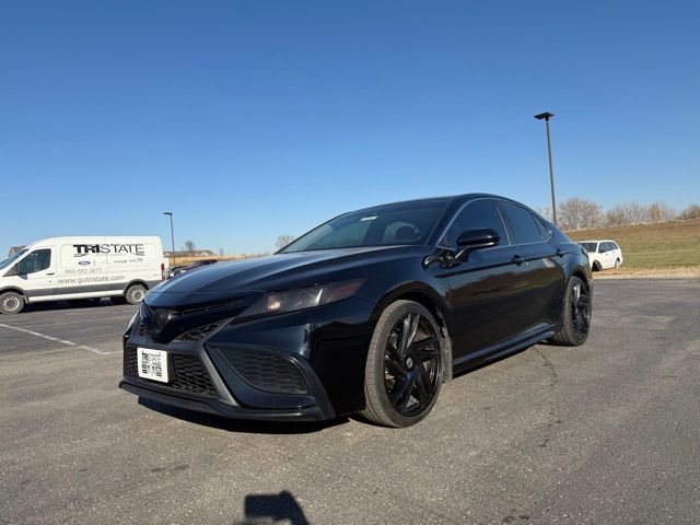 2021 Toyota Camry SE's photo