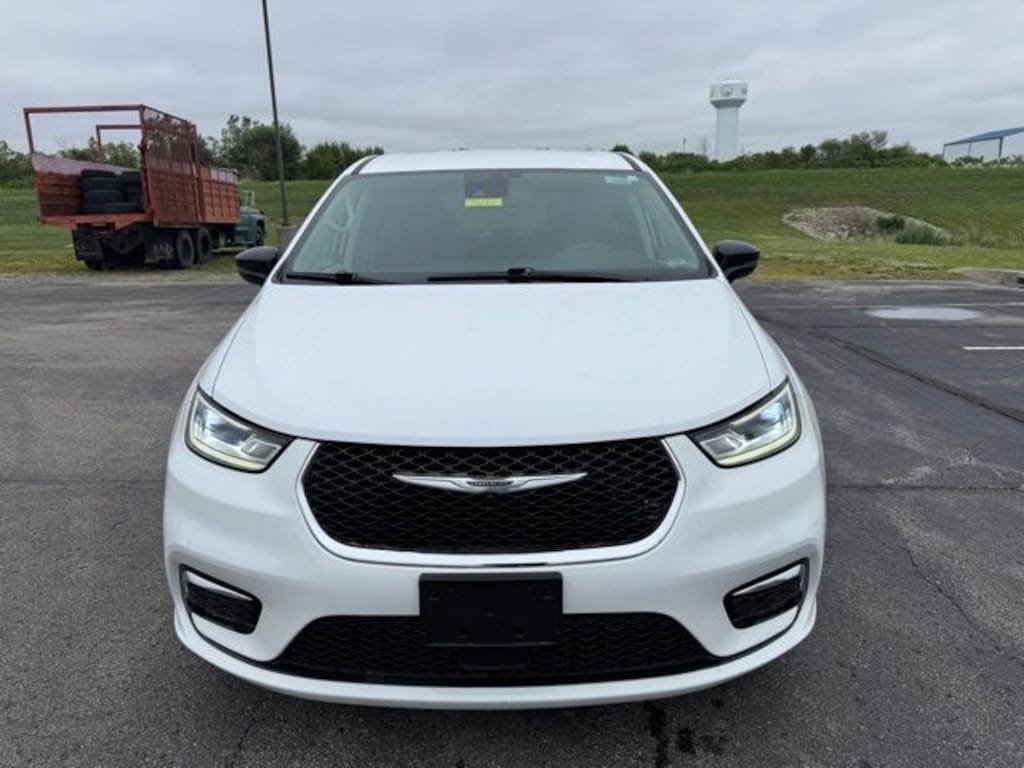 Used 2024 Chrysler Pacifica Touring L Van Passenger Van