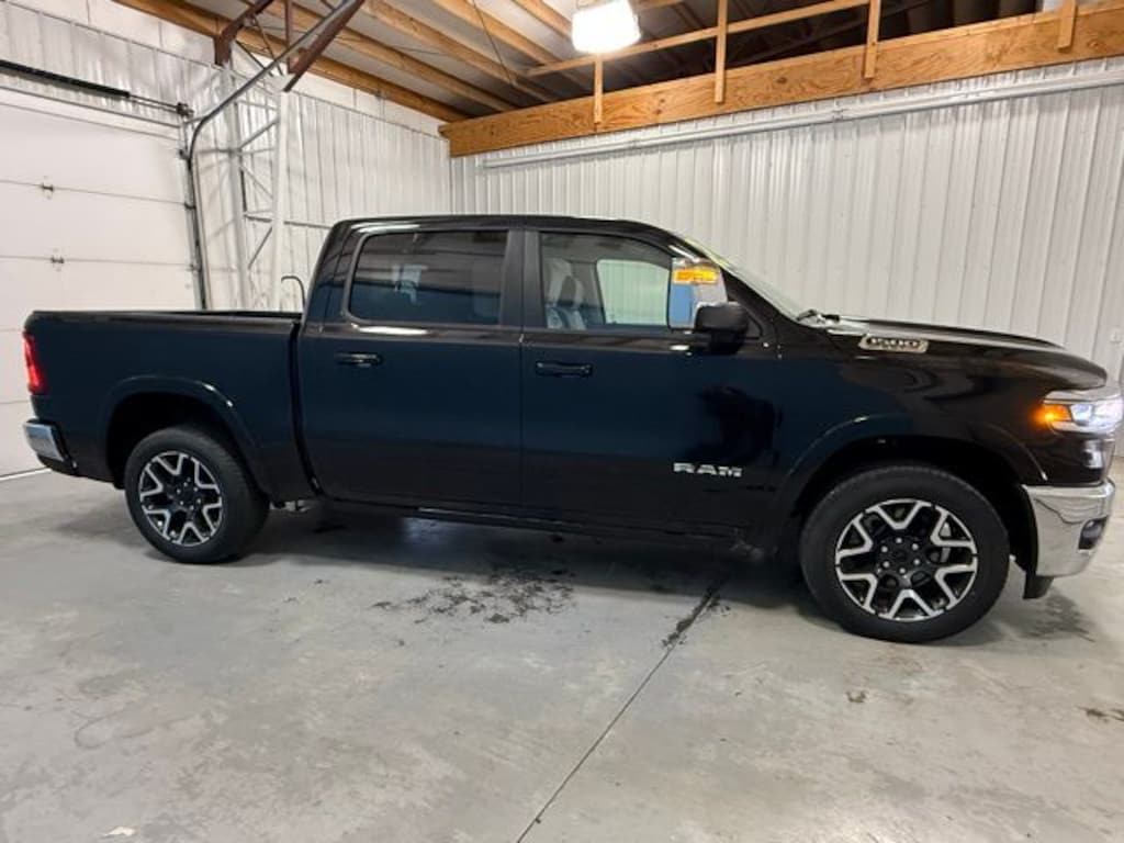 New 2025 Ram 1500 LARAMIE CREW CAB 4X4 5'7 BOX Pickup