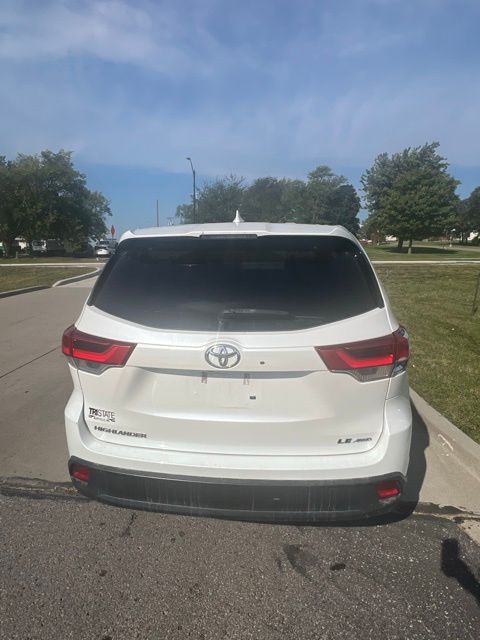 2017 Toyota Highlander LE Plus photo 3