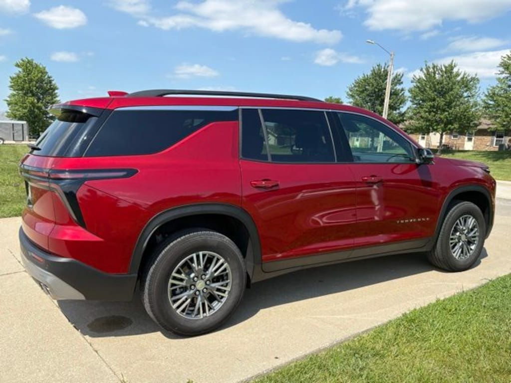 Used 2025 Chevrolet Traverse LT SUV