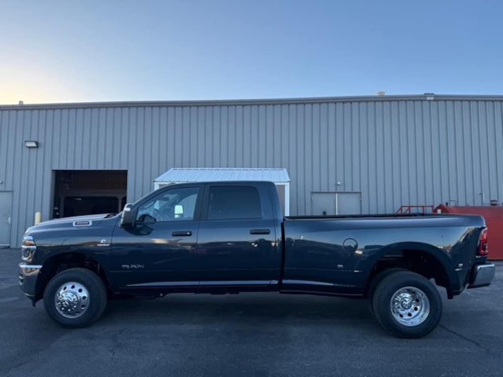 New 2026 Ram 3500 BIG HORN CREW CAB 4X4 8' BOX Pickup