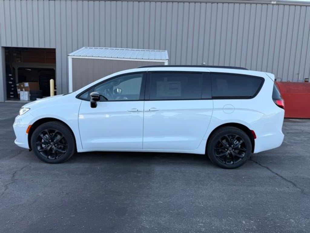 New 2026 Chrysler Pacifica LIMITED AWD Passenger Van