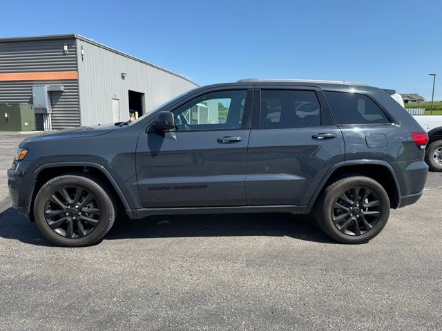 2018 Jeep Grand Cherokee Laredo Altitude photo 3