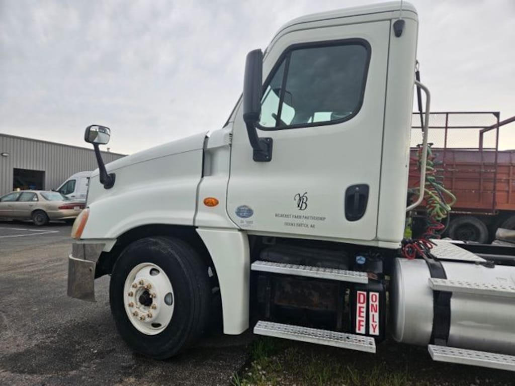 Used 2015 Freightliner Cascadia Deluxe
