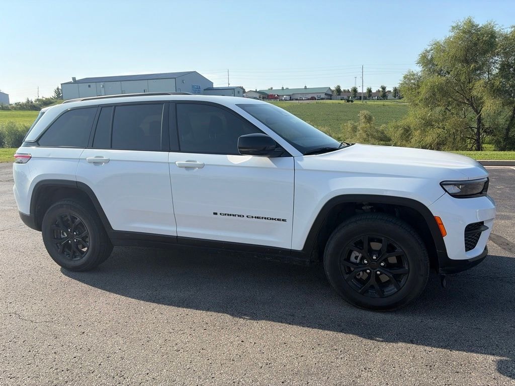 Used 2024 Jeep Grand Cherokee Altitude SUV