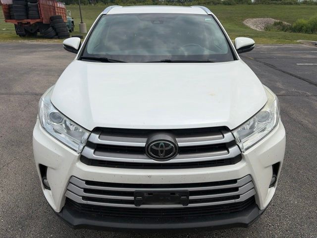 Used 2018 Toyota Highlander XLE with VIN 5TDJZRFH8JS864661 for sale in Kansas City