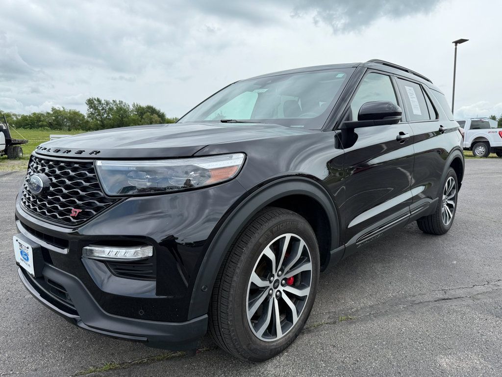 2022 Ford Explorer ST's photo