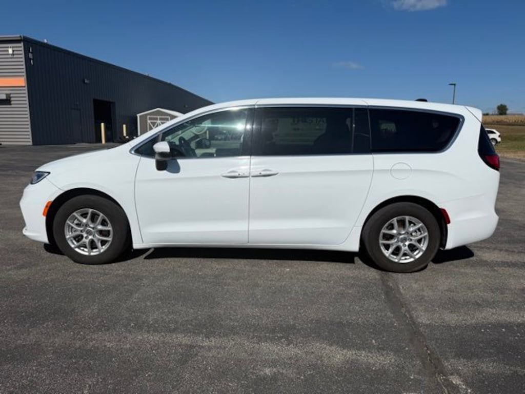 Used 2023 Chrysler Pacifica Touring L Minivan/Van