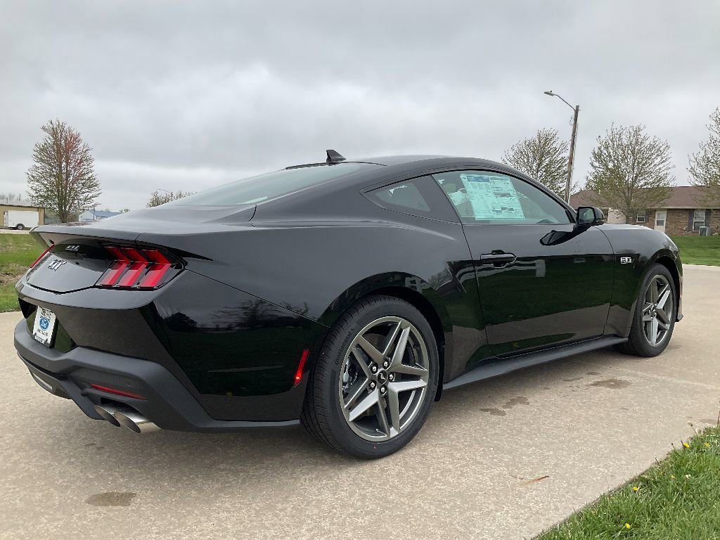 2025 Ford Mustang GT Premium photo 3