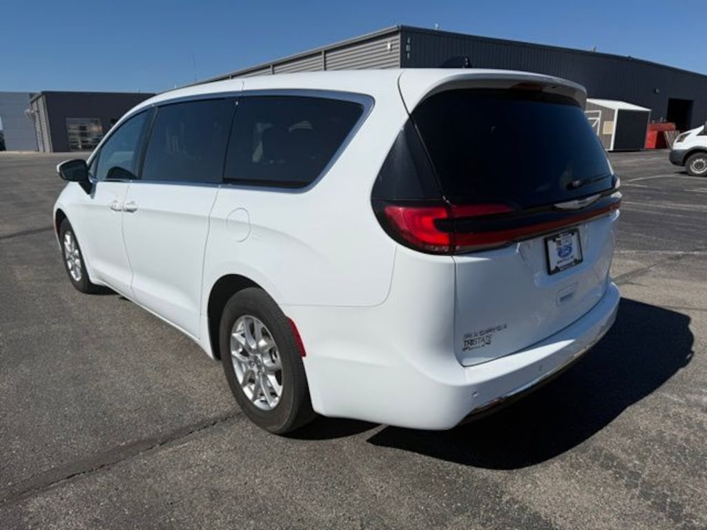 Used 2023 Chrysler Pacifica Touring L Minivan/Van