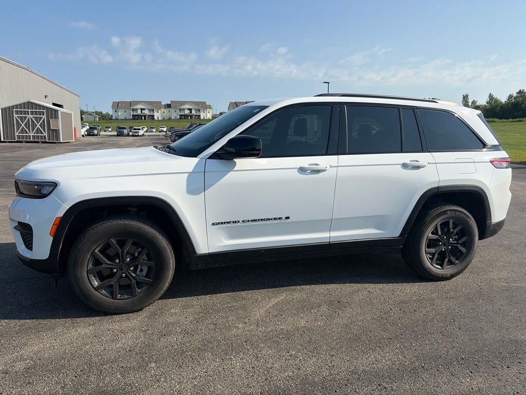 Used 2024 Jeep Grand Cherokee Altitude SUV