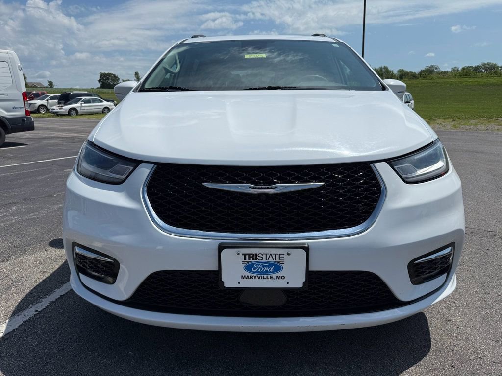 2022 Chrysler Pacifica Touring L photo 2