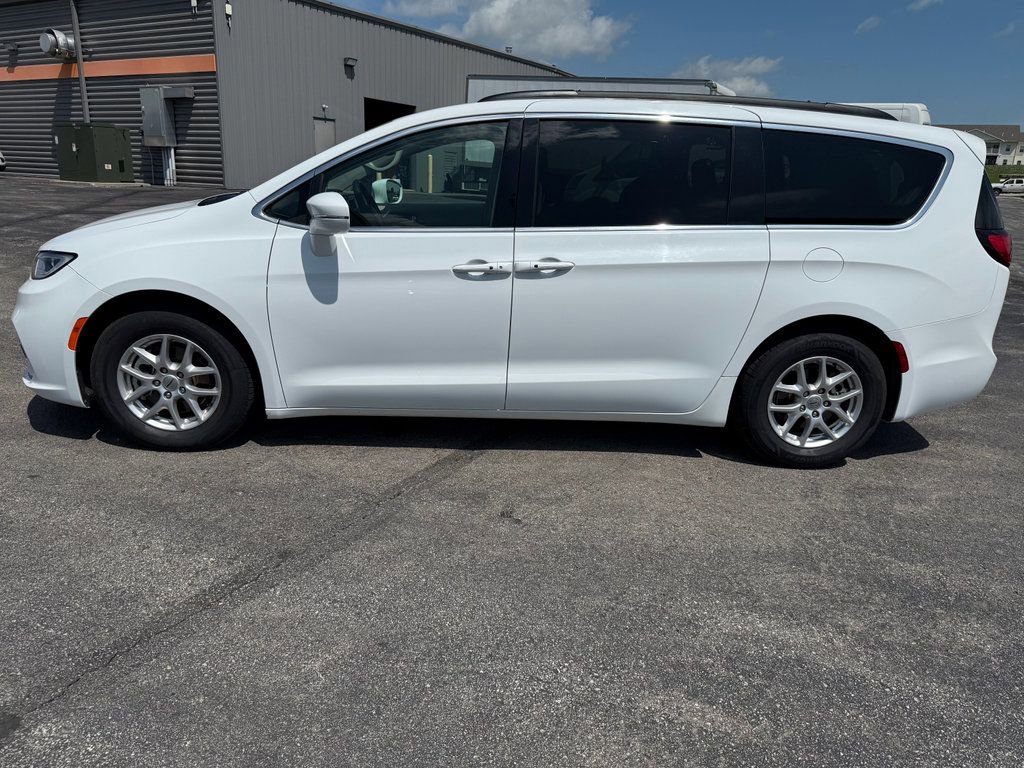 2022 Chrysler Pacifica Touring L photo 3