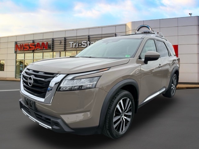 2023 Nissan Pathfinder Platinum photo 2
