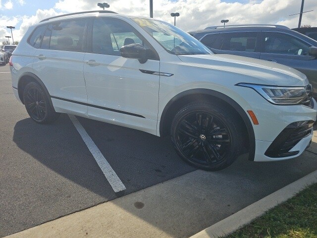 2022 Volkswagen Tiguan SE R-Line Black photo 2