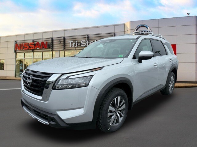 2025 Nissan Pathfinder SL photo 2