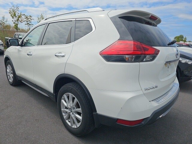 2017 Nissan Rogue SV photo 4