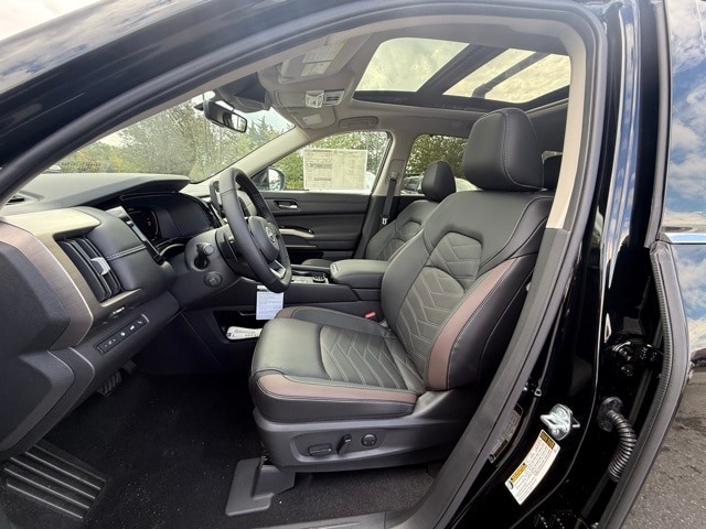 2025 Nissan Pathfinder Platinum photo 11