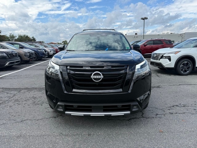 2025 Nissan Pathfinder Platinum photo 2