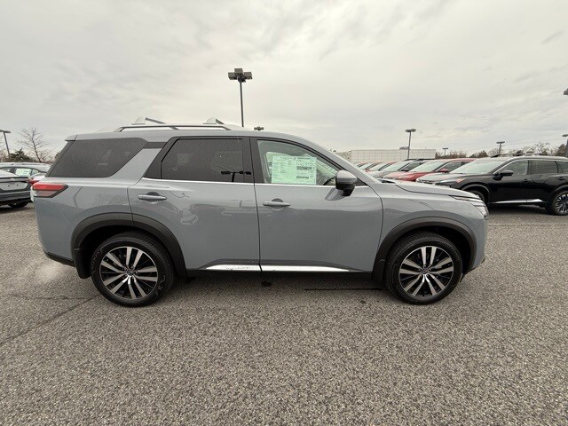 2025 Nissan Pathfinder Platinum photo 3